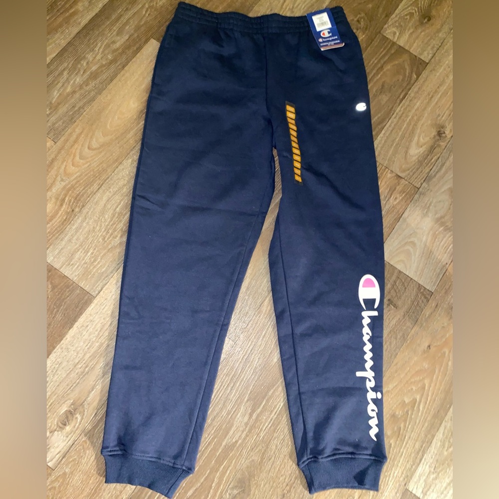 Boy size 18/20
Champion pants
New with tags